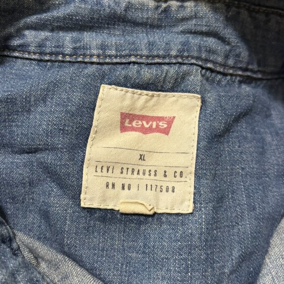 VTG Levi’s Classic Denim Button-Up Shirt – Long Sleeve Chambray Top Size XL - Picture 4 of 4